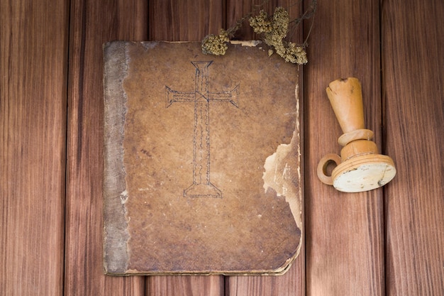 Schäbige alte Bibel mit einem Kerzenständer auf dem Tisch