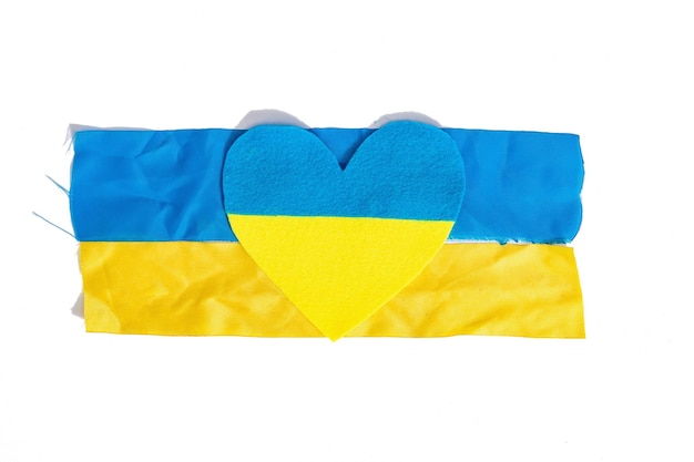 Schäbige Flagge der Ukraine Stoppen Sie das Kriegskonzept isoliert auf weißem Hintergrund Handgemachtes Filzherz flach liegend Draufsicht Mockup-Vorlage