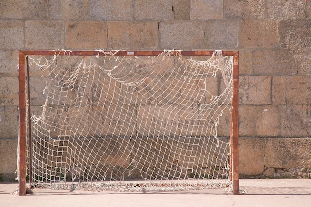 Schäbiges Fußballtor und Wand