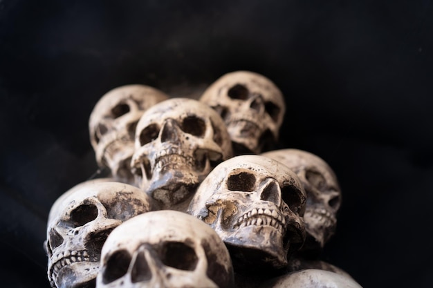 Schädel-Halloween-Hintergrund Viele Menschen-Schädel stehen übereinander Mystisches gruseliges Konzept Abstrakter Alptraum okkultes Denkmal