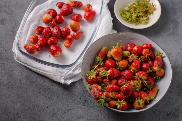 Schälte Erdbeeren zum Dessert