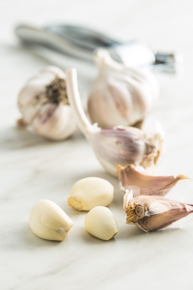 Foto schälter frischer knoblauch auf dem küchentisch