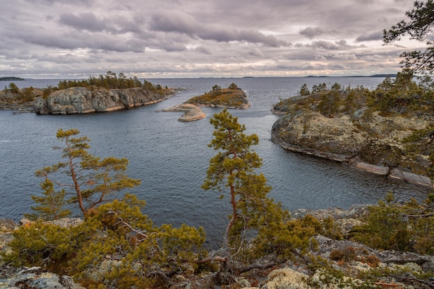 Schären des Ladogasees, Russland, Karelien im Herbst.