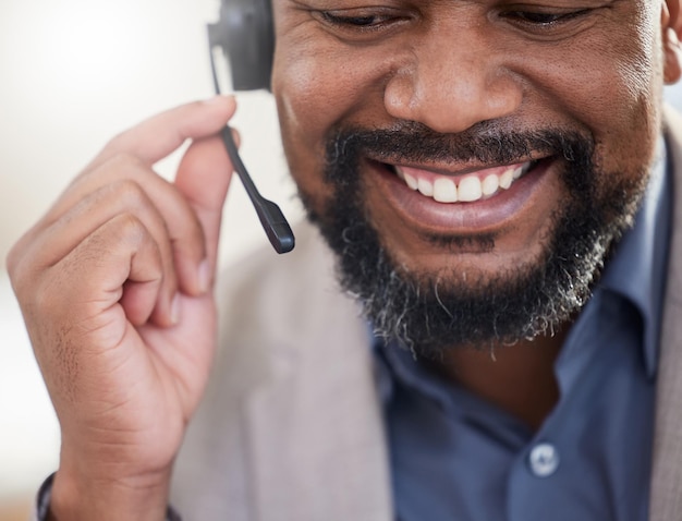 Schaffung starker Loyalitäts- und Bindungsbeziehungen zu Kunden Nahaufnahme eines reifen Geschäftsmanns, der in einem Callcenter arbeitet