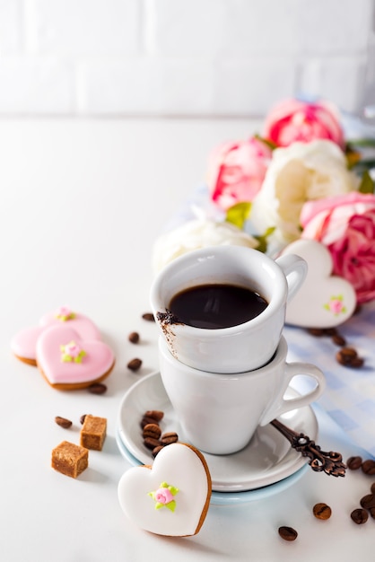 Schale auf einer schale mit espressokaffee auf einem weißen hintergrund