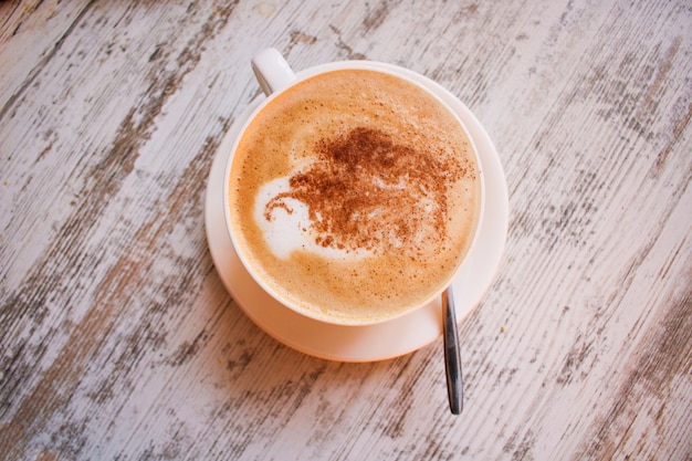 Schale Cappuccinokaffee auf Holztisch