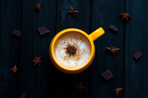 Schale heißer Kaffee auf rustikalem Holztisch