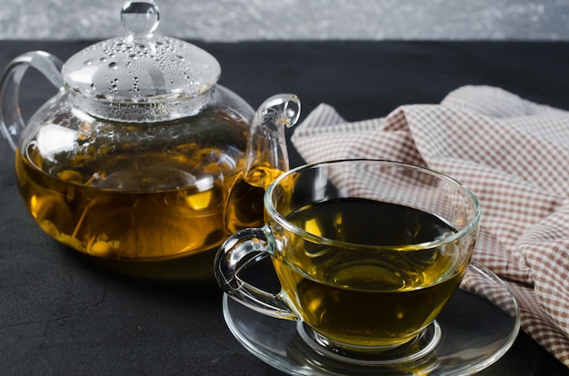 Schale köstliche Kräutertee- und Glasteekanne.