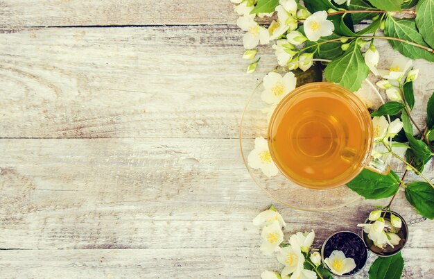 Schale Kräutertee mit Jasminblumen. selektiver fokus.