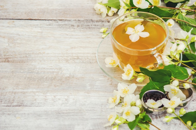 Schale Kräutertee mit Jasminblumen. selektiver fokus.