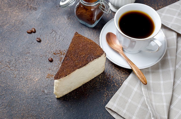 Foto schale lattekaffee mit einem stück weichkäse im gemahlenen kaffee