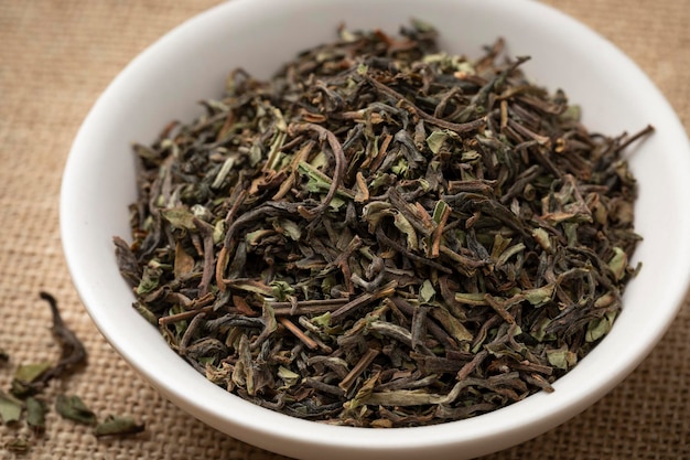 Schale mit getrockneten Bio-Teeblättern Nepal Oolong Jun Chiyabari