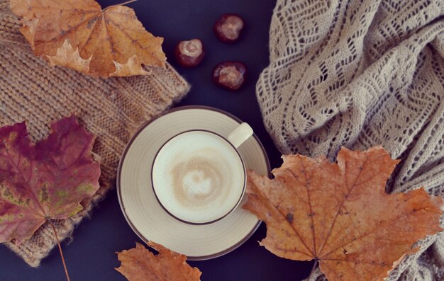 Schale mit heißem Kaffee-Cappuccino Autumn Time Yellow Leaves Chestnuts