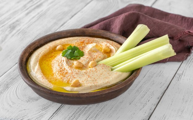 Schale mit Hummus garniert mit Olivenöl und Paprika