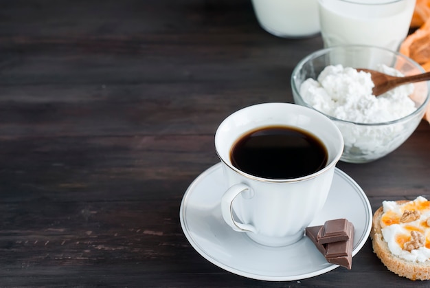 Schale schwarzer Kaffee auf einem Holztisch