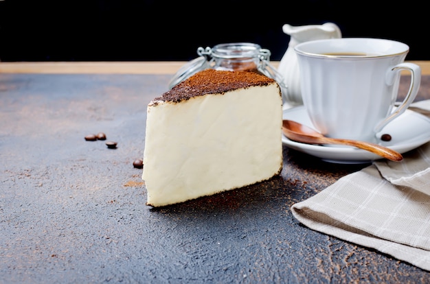 Schale schwarzer Kaffee mit einem Stück Weichkäse im gemahlenen Kaffee