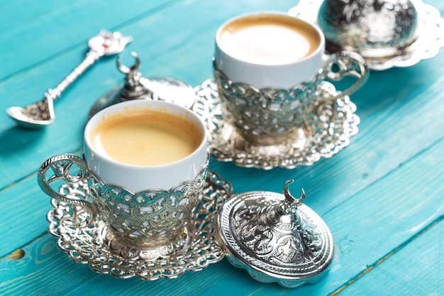 Schale türkischer Kaffee auf dem Tisch