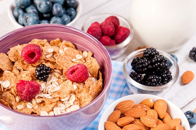 Schalen mit Cornflakes und Beeren