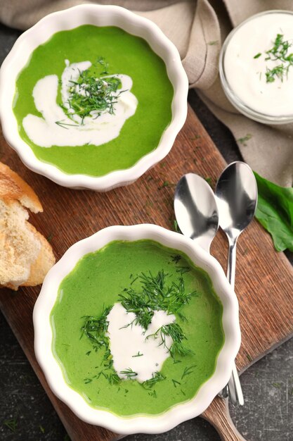 Schalen mit köstlicher Spinatsuppe auf dem Tisch