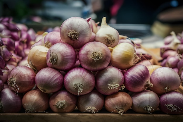 Schalloten auf dem Marktstand gestapelt aromatische kulinarische Zutaten Foto