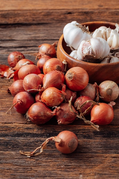 Schalotten mit Knoblauch auf Holzuntergrund