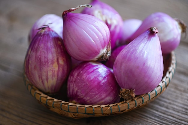 Schalotten oder rote Zwiebel lila Schalotten auf Korb frische Schalotte für Arzneimittel oder Kräuter und Gewürze Thailändisches Essen aus dieser rohen Schalotte