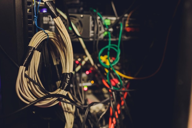 Schalttafel mit chaotischen Kabelverbindungen Chaos im Serverraum Das verwickelte Netzwerkkabel