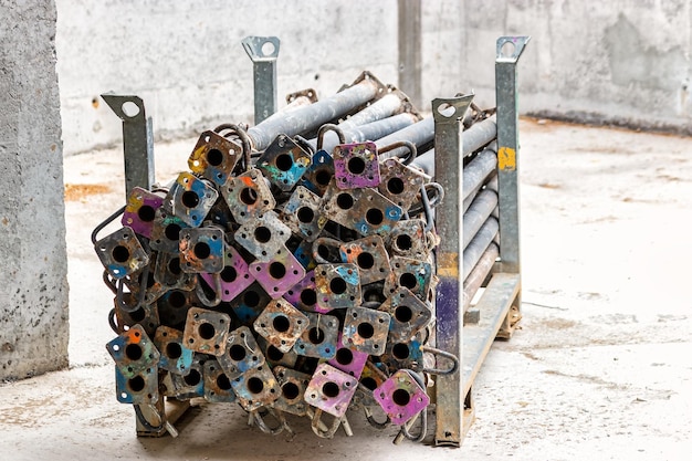 Schalung unterstützt den zweiten Stock eines monolithischen Gebäudes Verstärkung von Wänden und Decken Monolithische Arbeiten während des Baus eines Gebäudes Nahaufnahme Bautechnologien