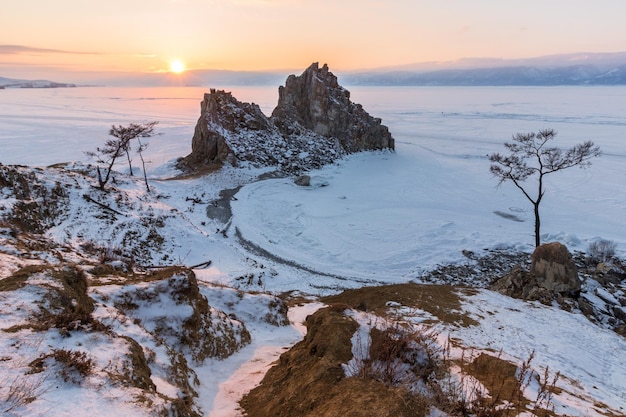 Schamanka-Felsen im Winter am Abend. Insel Olchon, Baikalsee, Sibirien, Russland.