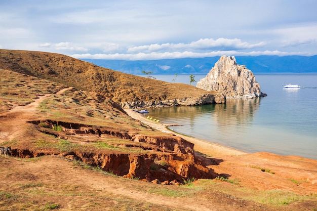 Schamanka (Shamans Rock) am Baikalsee in der Nähe von Khuzhir auf der Insel Olchon in Sibirien, Russland. Der Baikalsee ist der größte Süßwassersee der Welt.