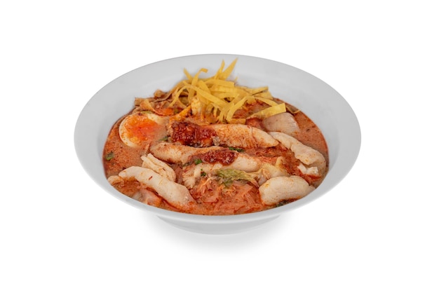 Scharfe asiatische Nudelsuppe mit Fleisch und Meeresfrüchten