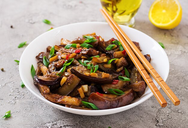 Scharfe Eintopfaubergine im koreanischen Stil mit Frühlingszwiebeln. Aubergine sautieren. Veganes Essen