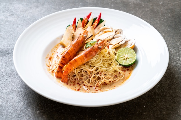 scharfe Garnelen Spaghetti Pasta (Tom Yum Goong)