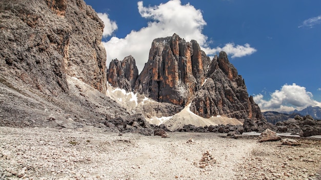 Scharfe Gipfel von Pale di San Martino, in der Pala-Gruppe der italienischen Dolomiten an sonnigen Tagen, tiefblauer Himmelshintergrund