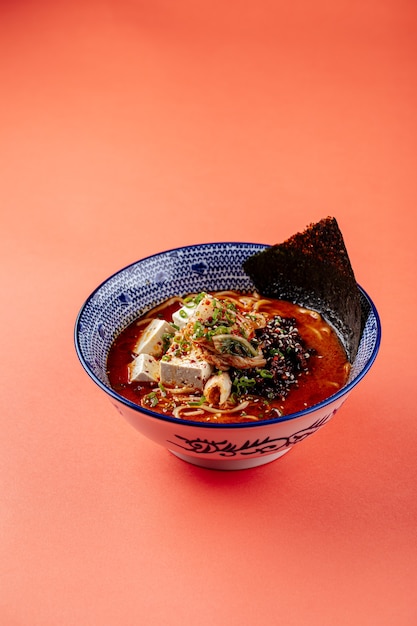 Scharfe japanische Miso-Tofu-Ramen mit Kimchi