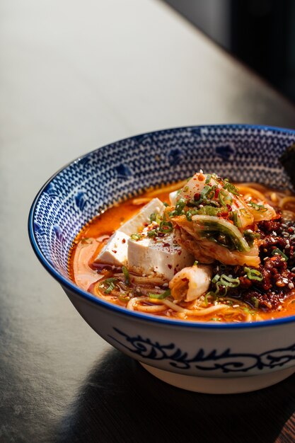 Scharfe japanische Miso-Tofu-Ramen mit Kimchi