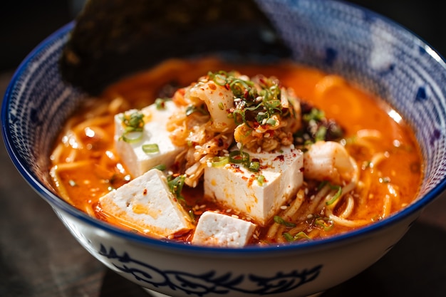 Scharfe japanische Miso-Tofu-Ramen mit Kimchi