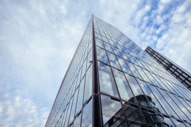 Scharfe Linien aus moderner Architektur vor blauem Himmel.