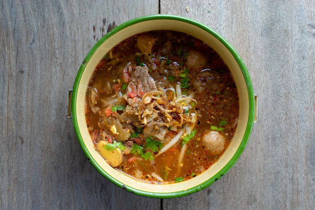 Scharfe Nudelsuppe mit Fleisch, legen Sie den Pinto.