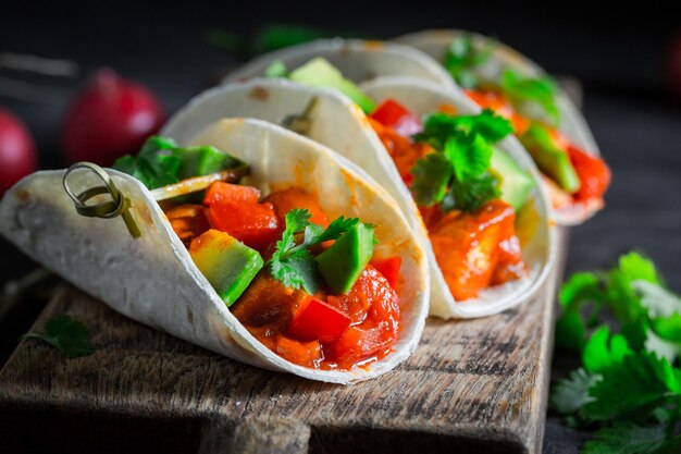 Scharfe Tacos mit scharfem Hähnchen und frischem Gemüse