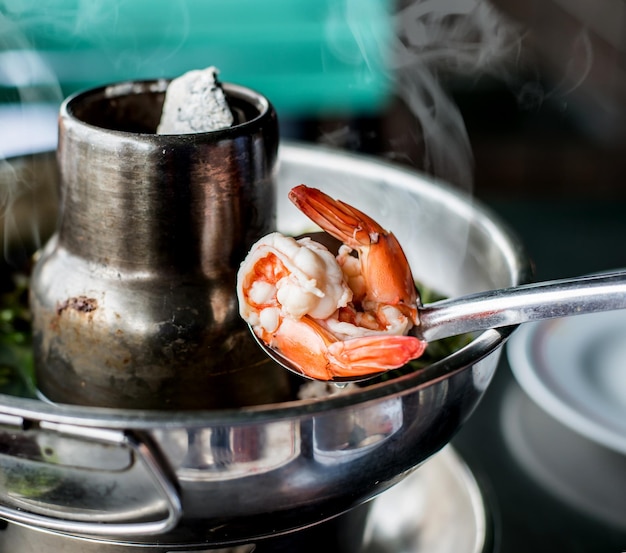 Scharfe und würzige Suppe mit Garnelen, Tomyum Goong