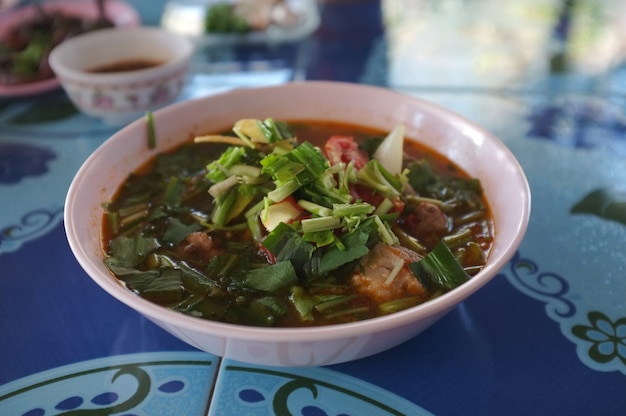 Scharfe und würzige Suppe mit Schweinerippchen