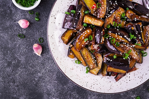 Scharfe würzige eintopf-aubergine im koreanischen stil mit frühlingszwiebeln