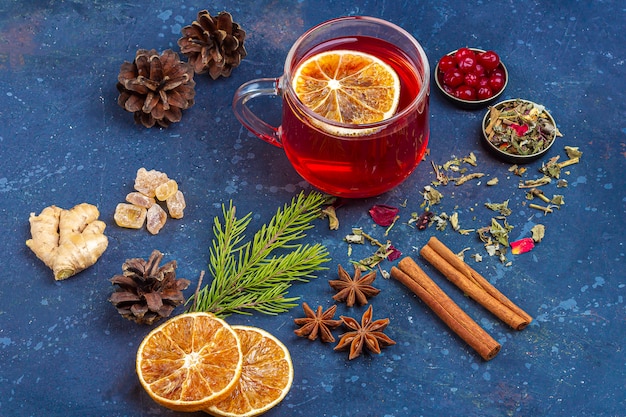 Scharfes würziges hausgemachtes Weihnachtsgetränk. Glühwein, Cranberry Punsch oder Sangria mit Cranberries und Orange zum Weihnachtsfest. Winterferien, Neujahrskonzept. Nahansicht,