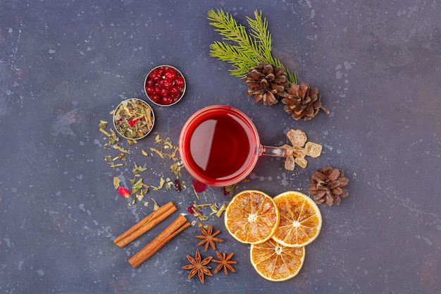 Scharfes würziges hausgemachtes Weihnachtsgetränk. Glühwein, Cranberry Punsch oder Sangria mit Cranberries und Orange zum Weihnachtsfest. Winterferien, Neujahrskonzept. Schließen Sie, kopieren Sie Platz für Text