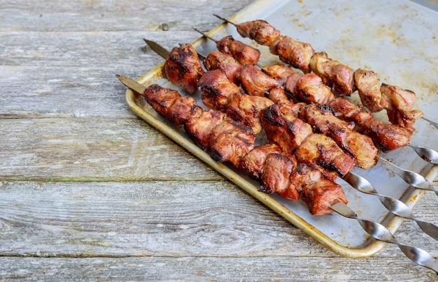 Schaschlik am Spieß mit Zwiebeln. Auf dem Holztisch.