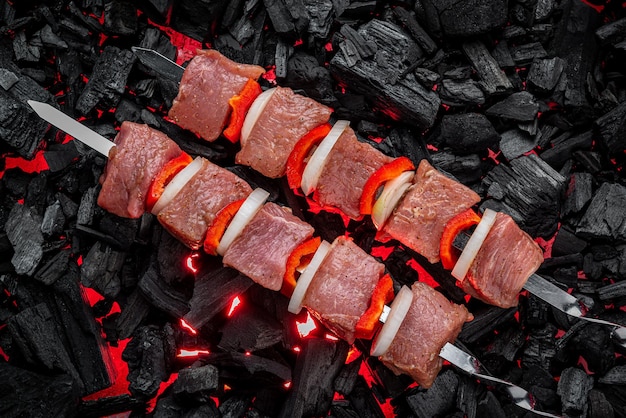 Schaschlik aus frischem Fleisch auf Holzkohle gekocht