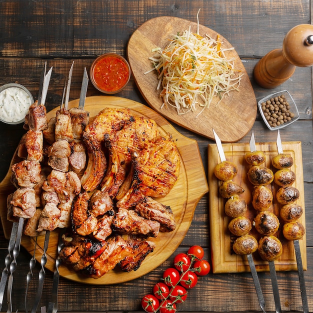 Foto schaschlik stellen. kebab-spieß, kebab-set traditionelle östliche speisen an bord.