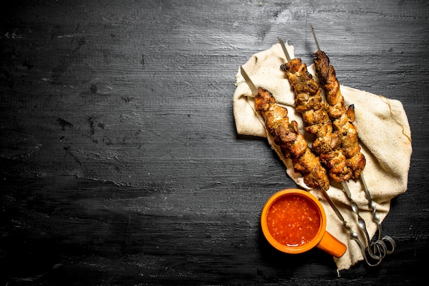 Schaschlik und Tomatenmark auf den alten Stoff schieben.