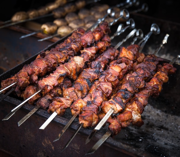 Foto schaschlik vom schwein mit der gewürzmischung